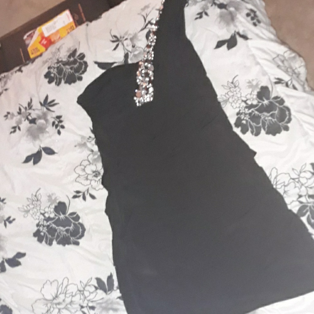 Cross shoulder mini mini black dress